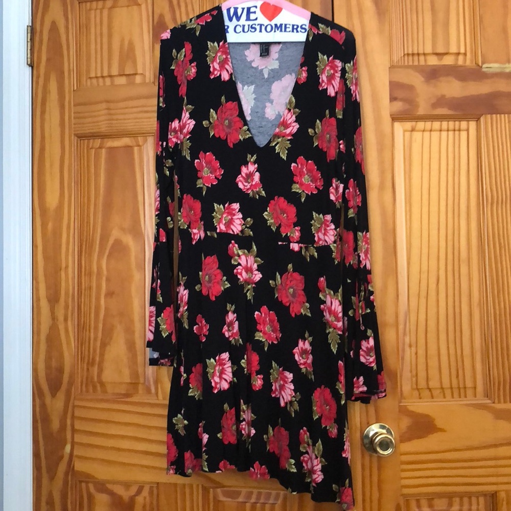 Skater rose wt flare sleeves dress♥️
